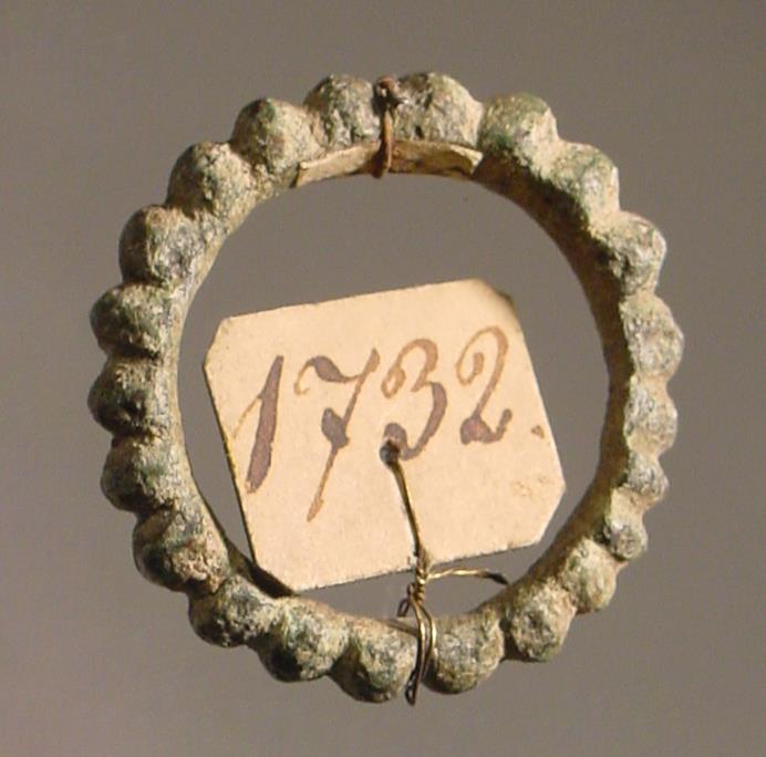 Ring, mit Buckeln verziert
