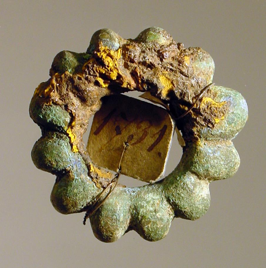 Ring, mit Buckeln verziert