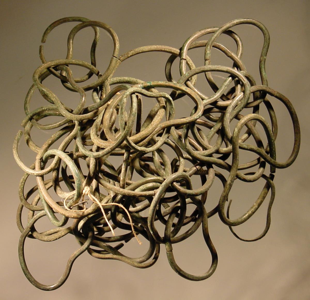 Aus 46 Ringen gebildete Kette