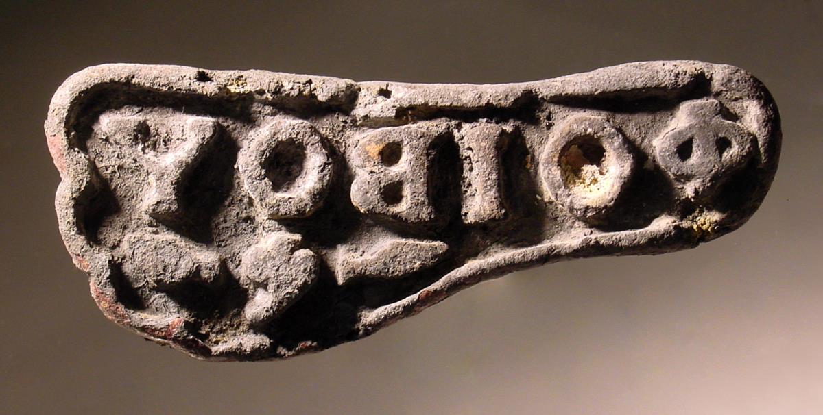 Stempel in Fußform bzw. in Form einer Schuhsohle mit griechischer Inschrift: ΦΟΙΒΟΥ