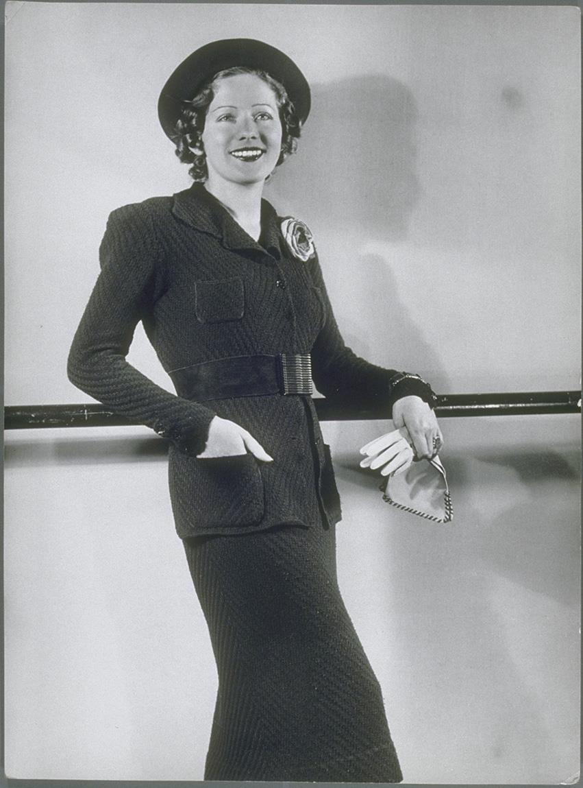 Frau in Jacke und Kleid von Hanna Pechmann-Dietrich