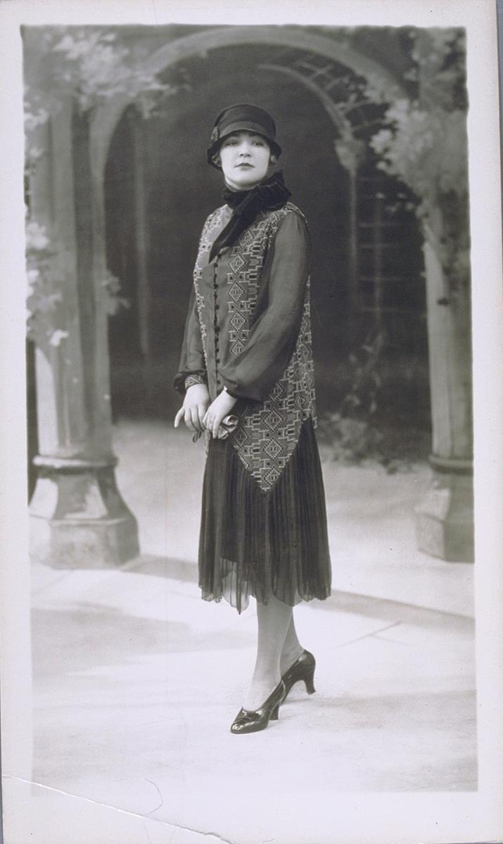 Frau in Kleid von Boué Soeurs