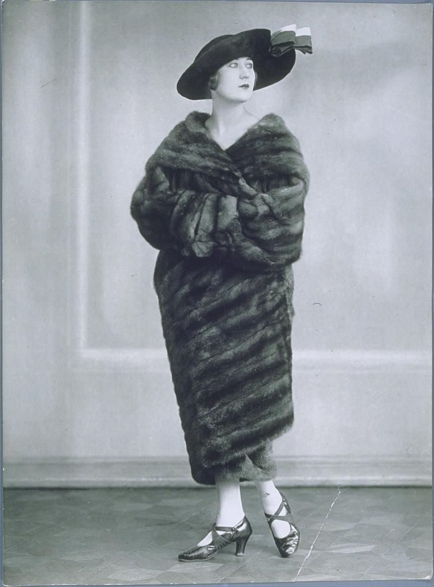 Frau in Mantel von Gerson-Prager Hausdorff