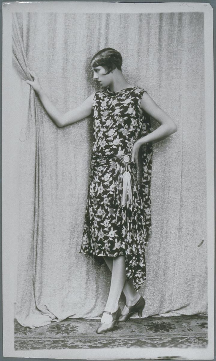 Frau in Kleid von Labourner