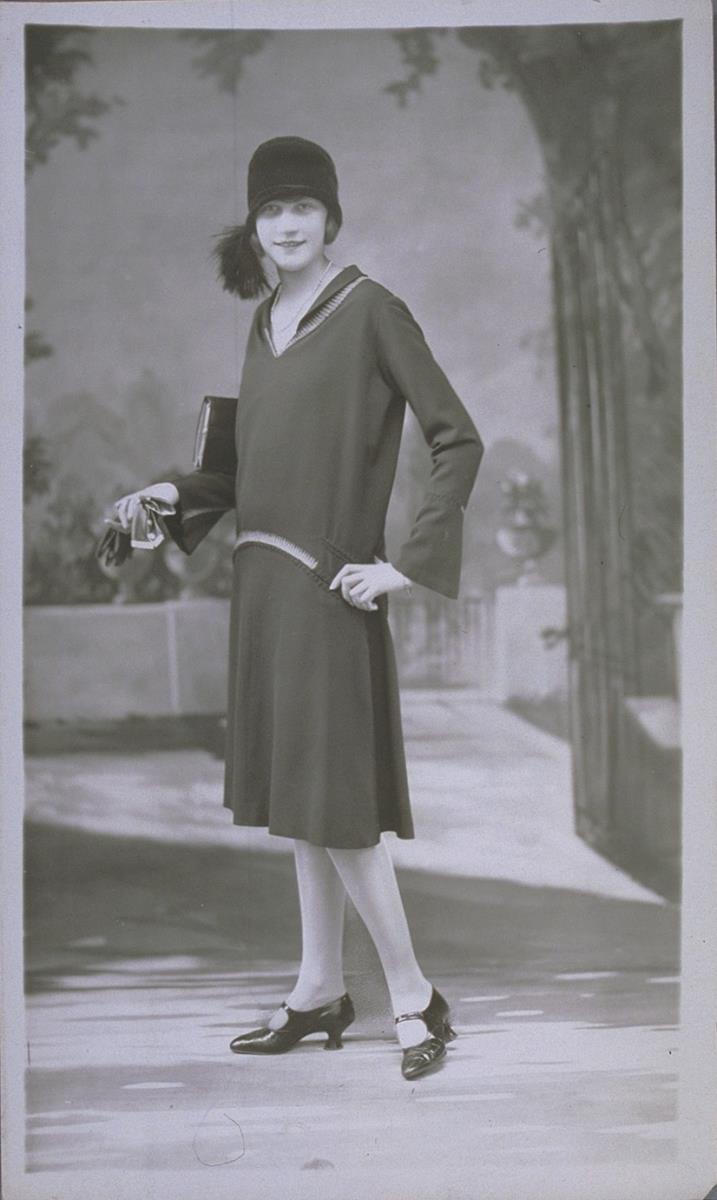 Frau in Kleid von de Flavus