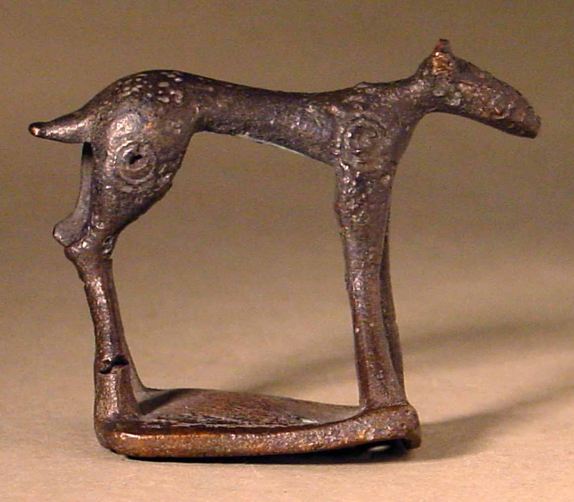 "Primitives Tier mit Basis" (Geometrische Statuette eines Rehs?)