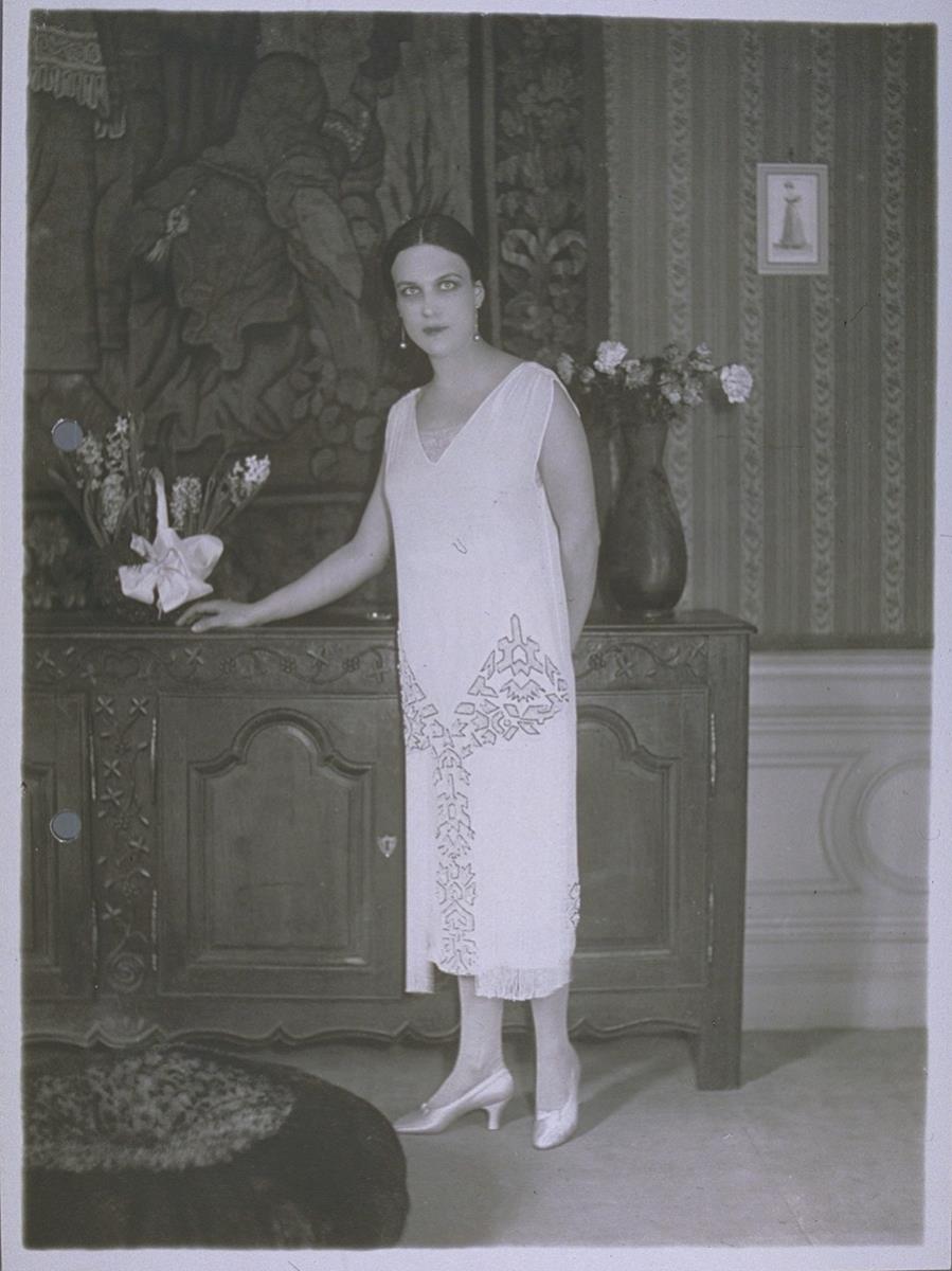 Frau in Kleid von Colette