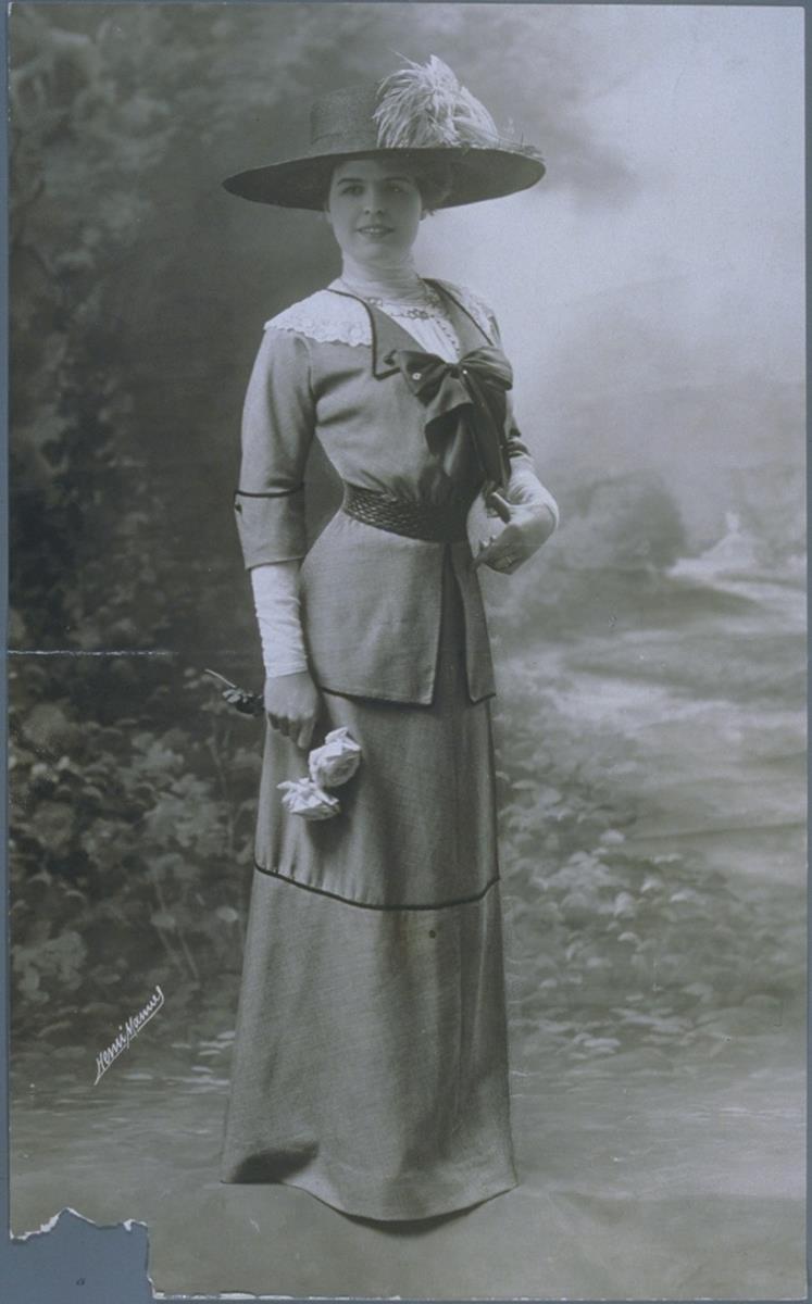 Frau in Kleid von Manby