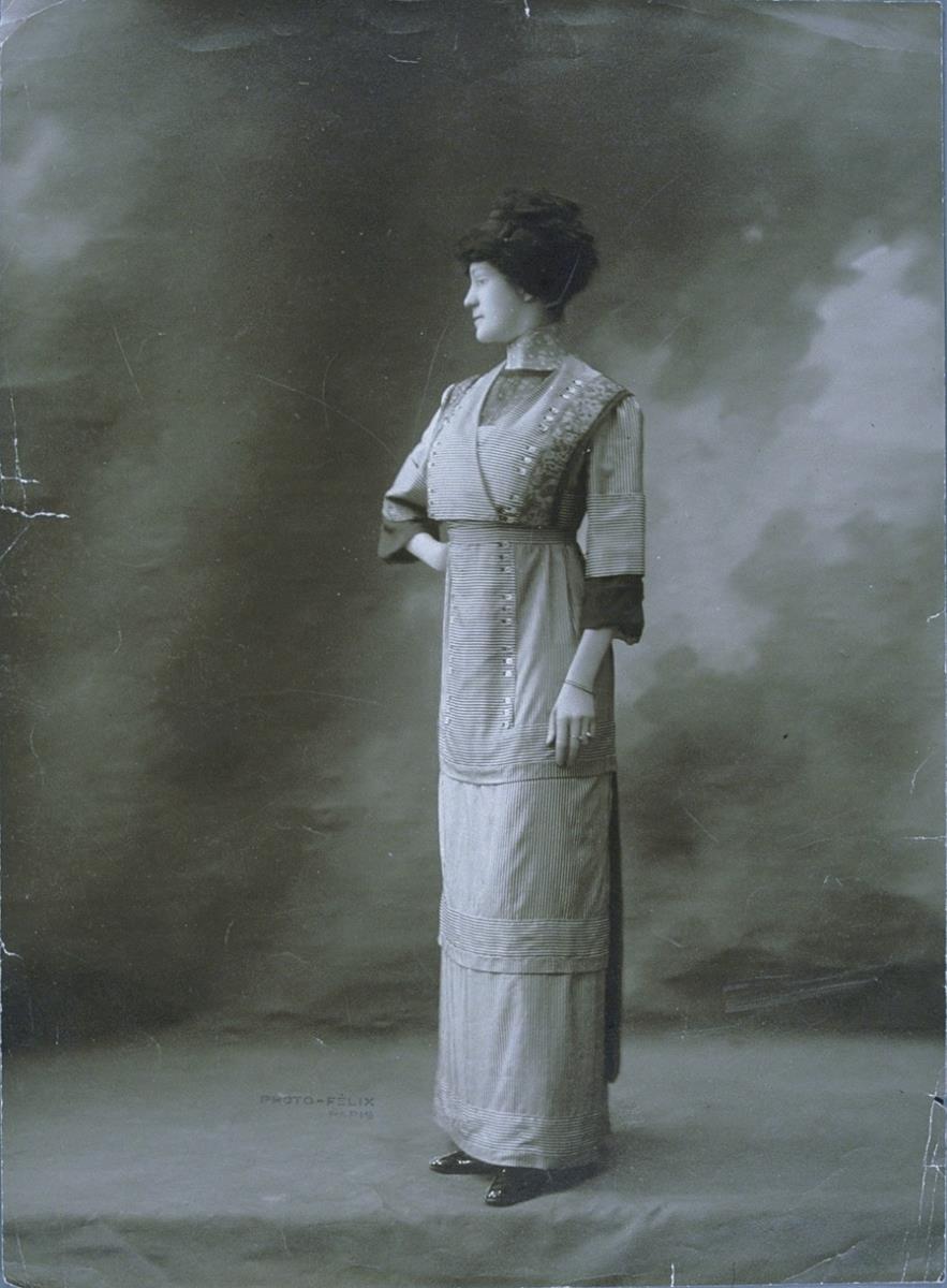 Frau in Kleid und Oberteil von Francis