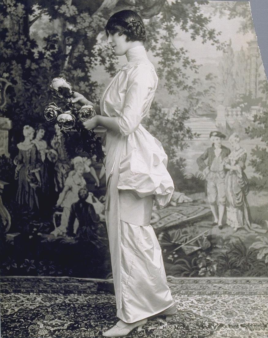 Frau in Kleid