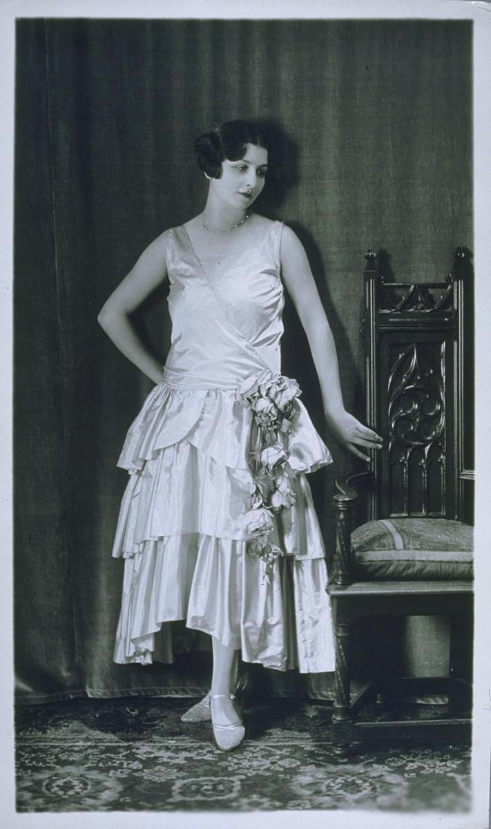 Baronne de Silans in Kleid von Olivan Claux