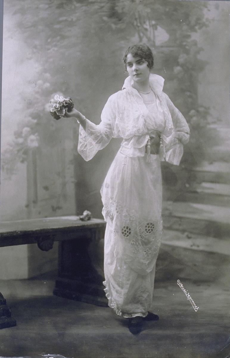 Frau in Kleid von Ascoli