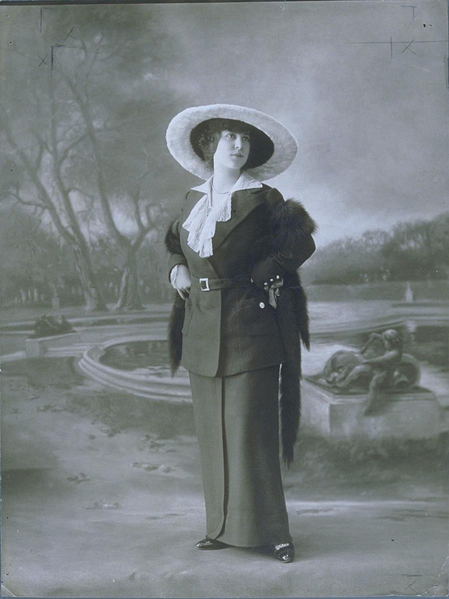Mademoiselle Walser in Jacke, Bluse und Rock von Parry