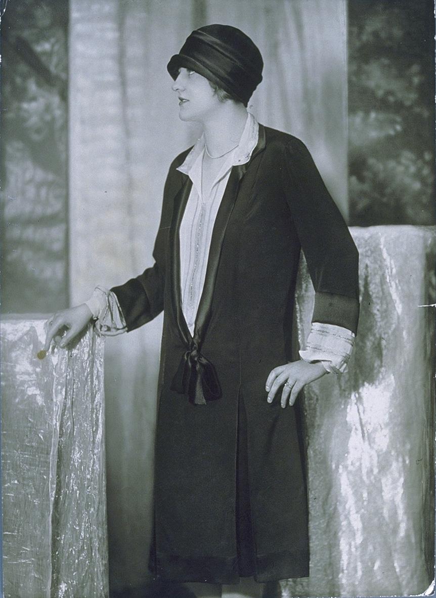Frau in Oberteil und Kleid