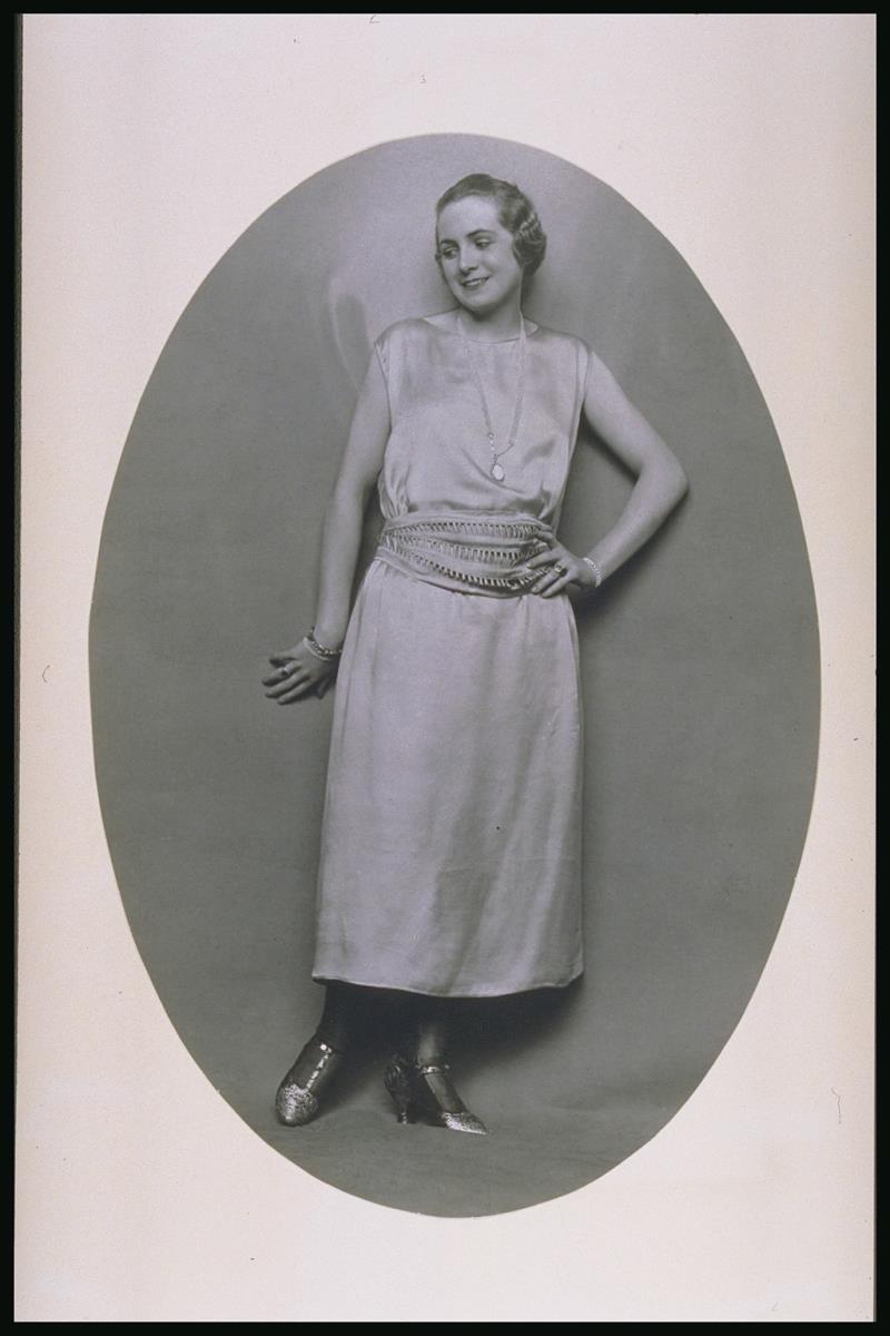 Paulette Grünzweig in Kleid von C. Grünzweig