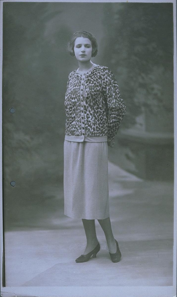 Frau in Jacke und Rock von Heim