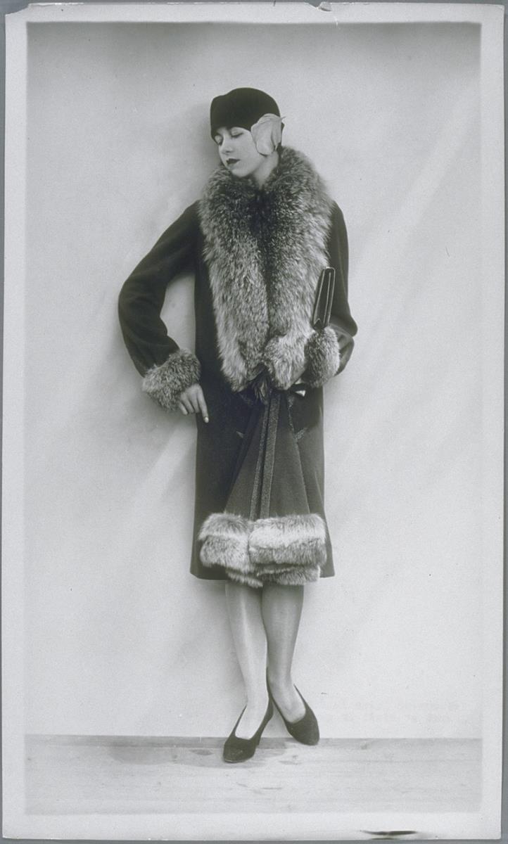 Frau in Mantel von Chanel Perrier
