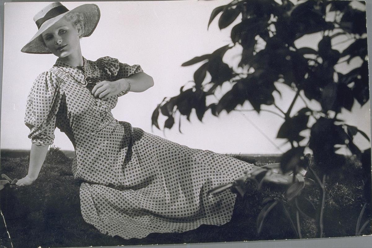 Frau in Kleid von Klyhs