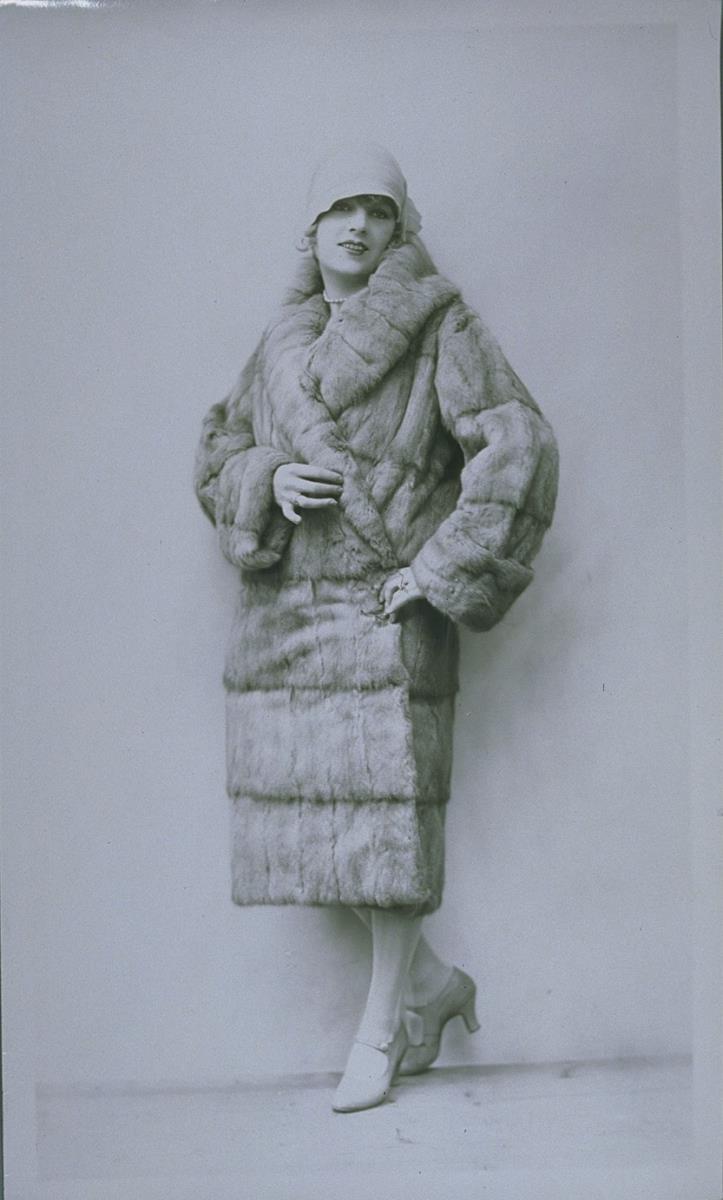 Frau in Mantel von Lebomdais
