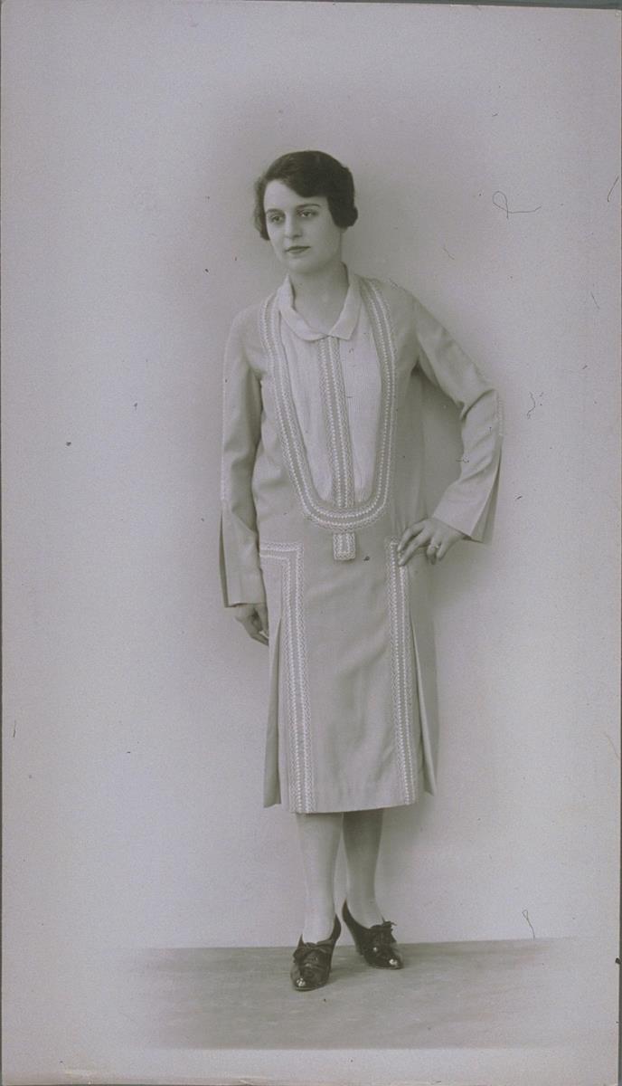 Frau in Kleid von Susanne François