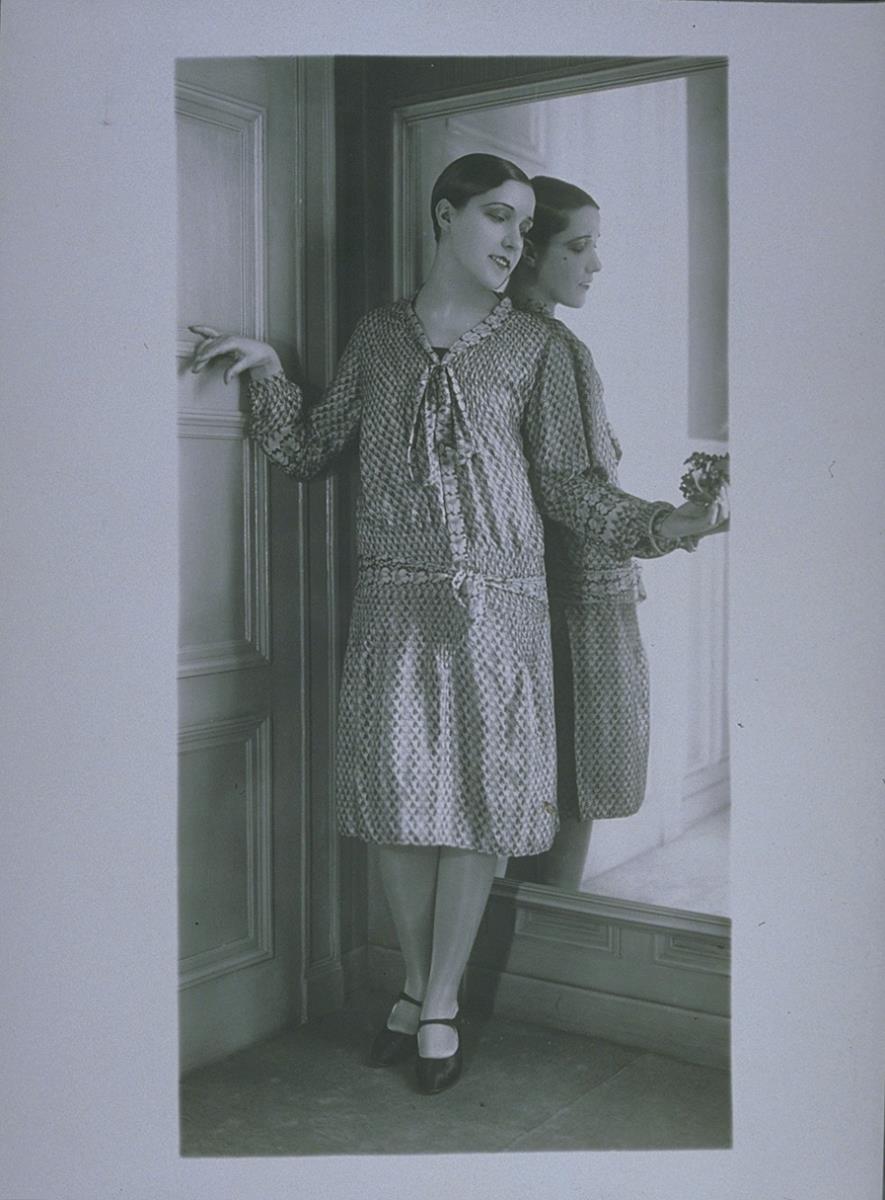 Frau in Kleid von de Flavus