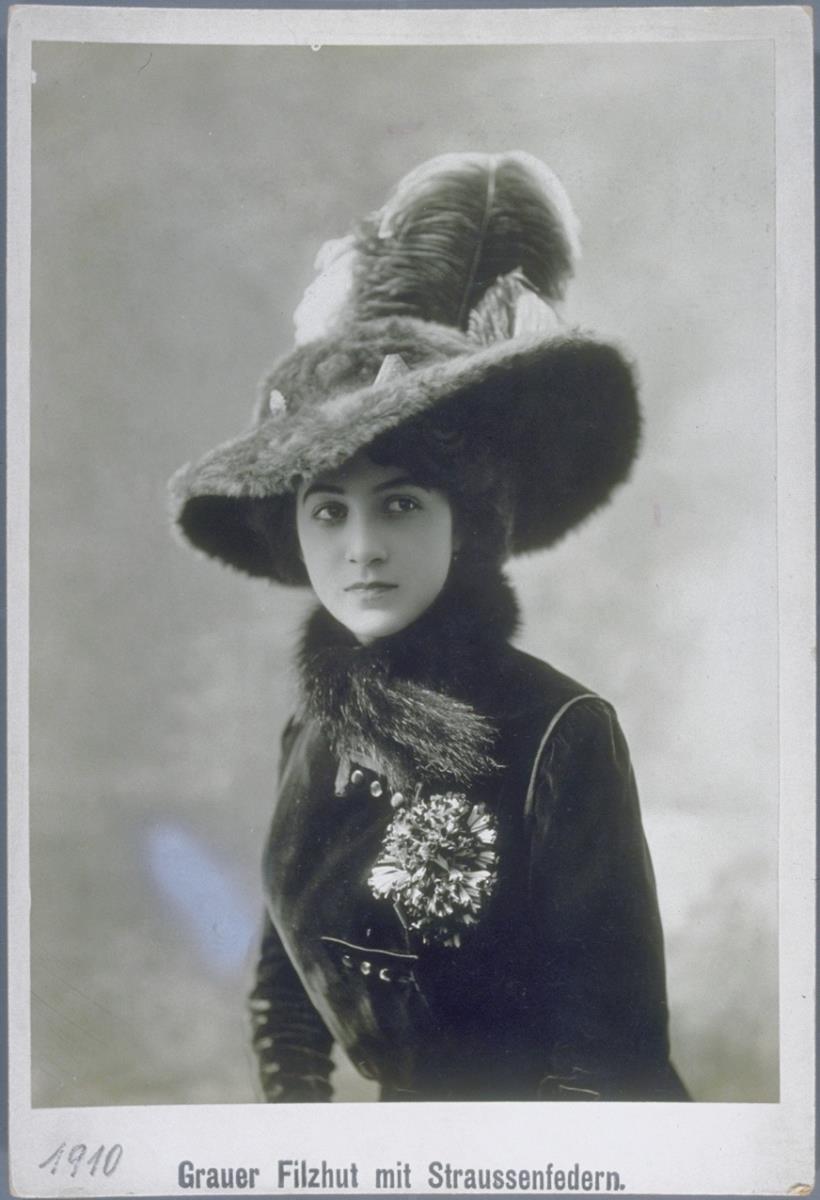 Frau mit Hut