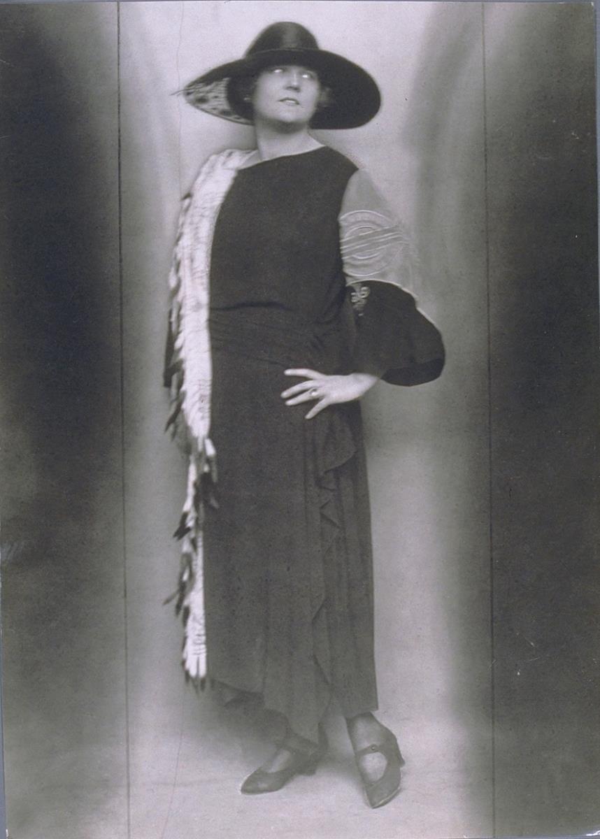 Grete Volkmar in Kleid von Schostal & Ladrer, Hut von Blanche