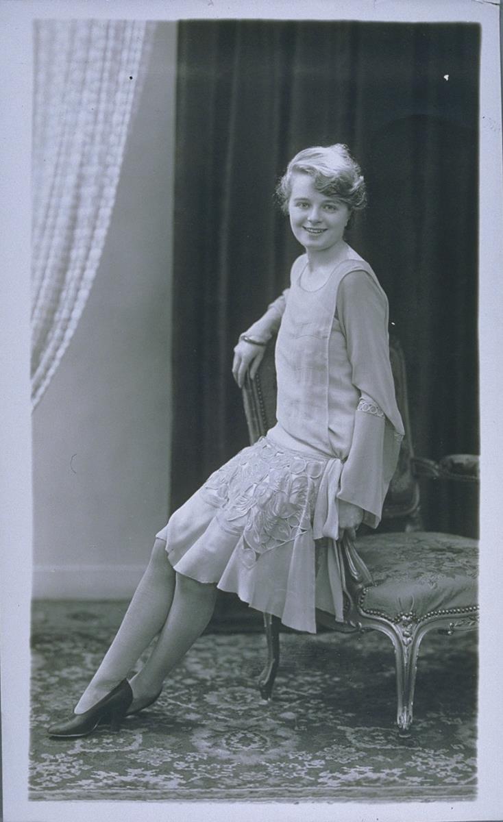 Frau in Kleid von Dhorime