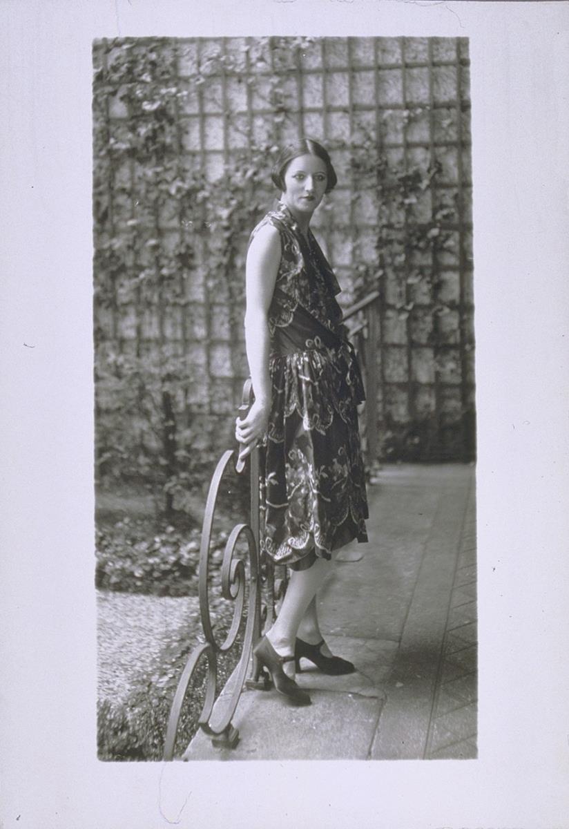 Frau in Kleid von Jean Magnin
