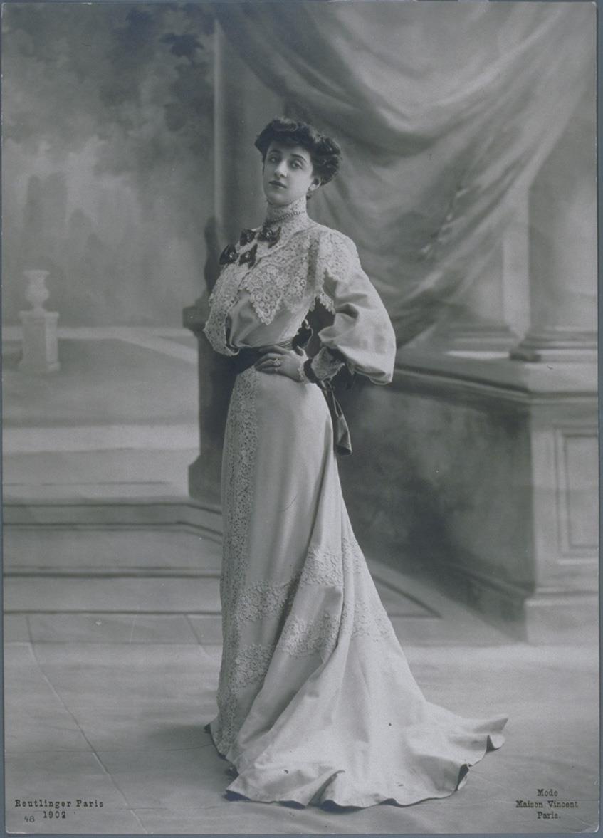 Frau in Kleid von Maison Vincent