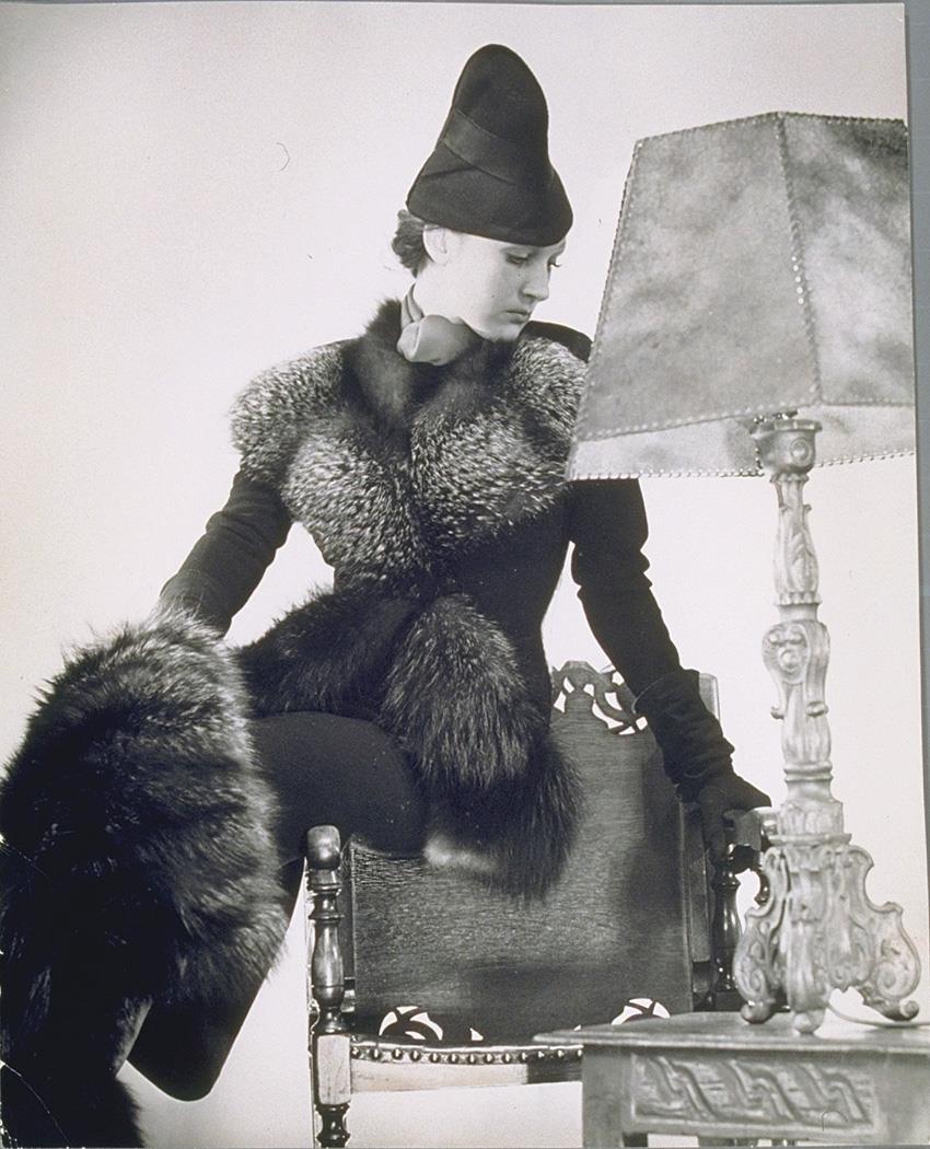 Frau in Jacke und Rock mit Hut von Jutschenka