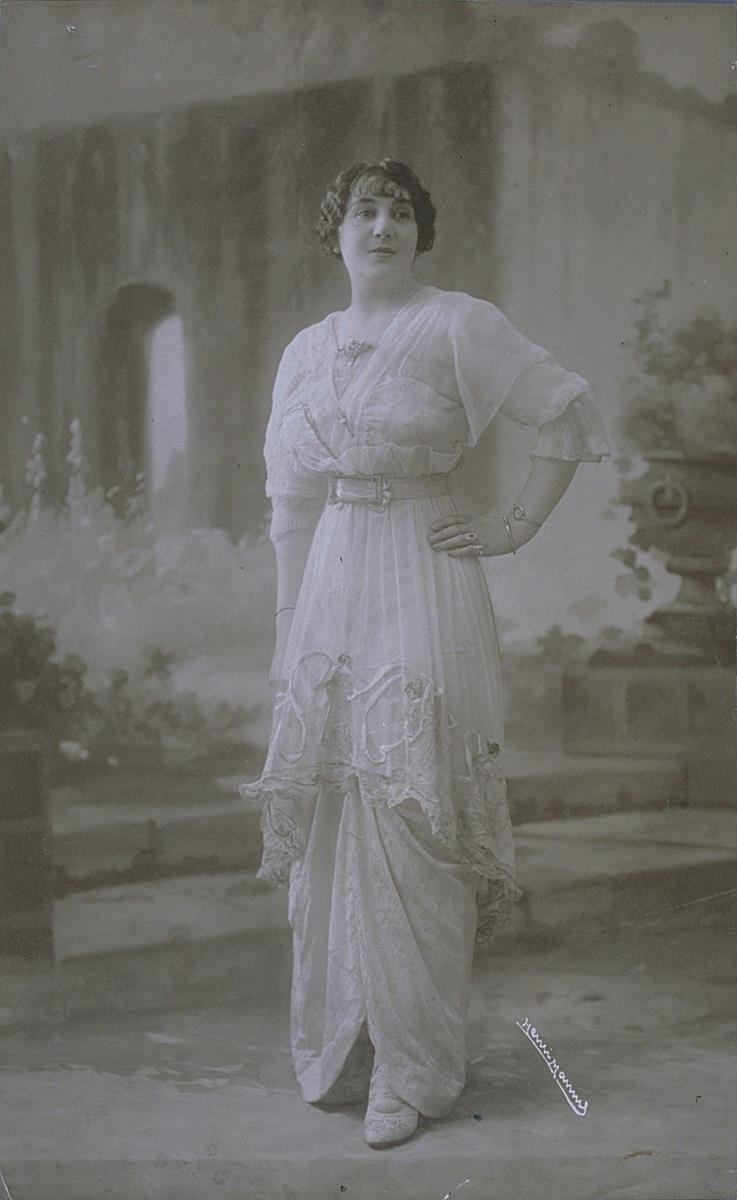 Frau in Kleid von Valmath