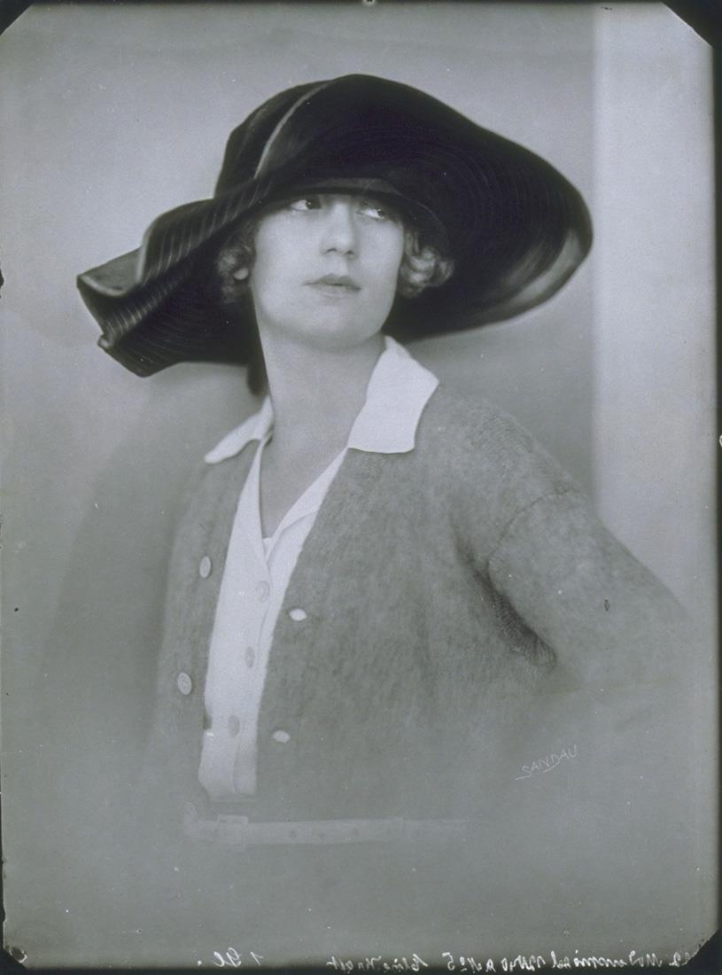 Elga Wedow mit Hut von Elisabeth Krafft