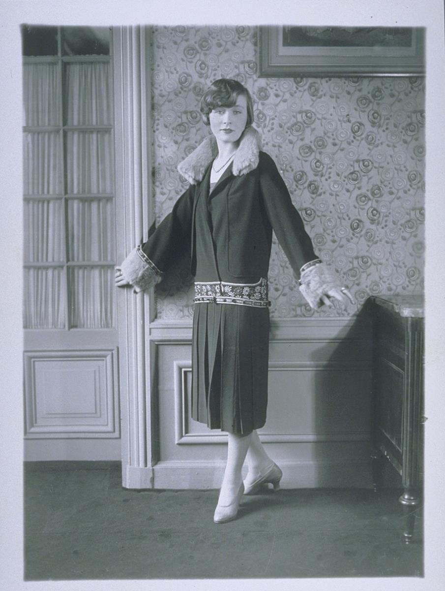 Frau in Mantel von Félix Dupony