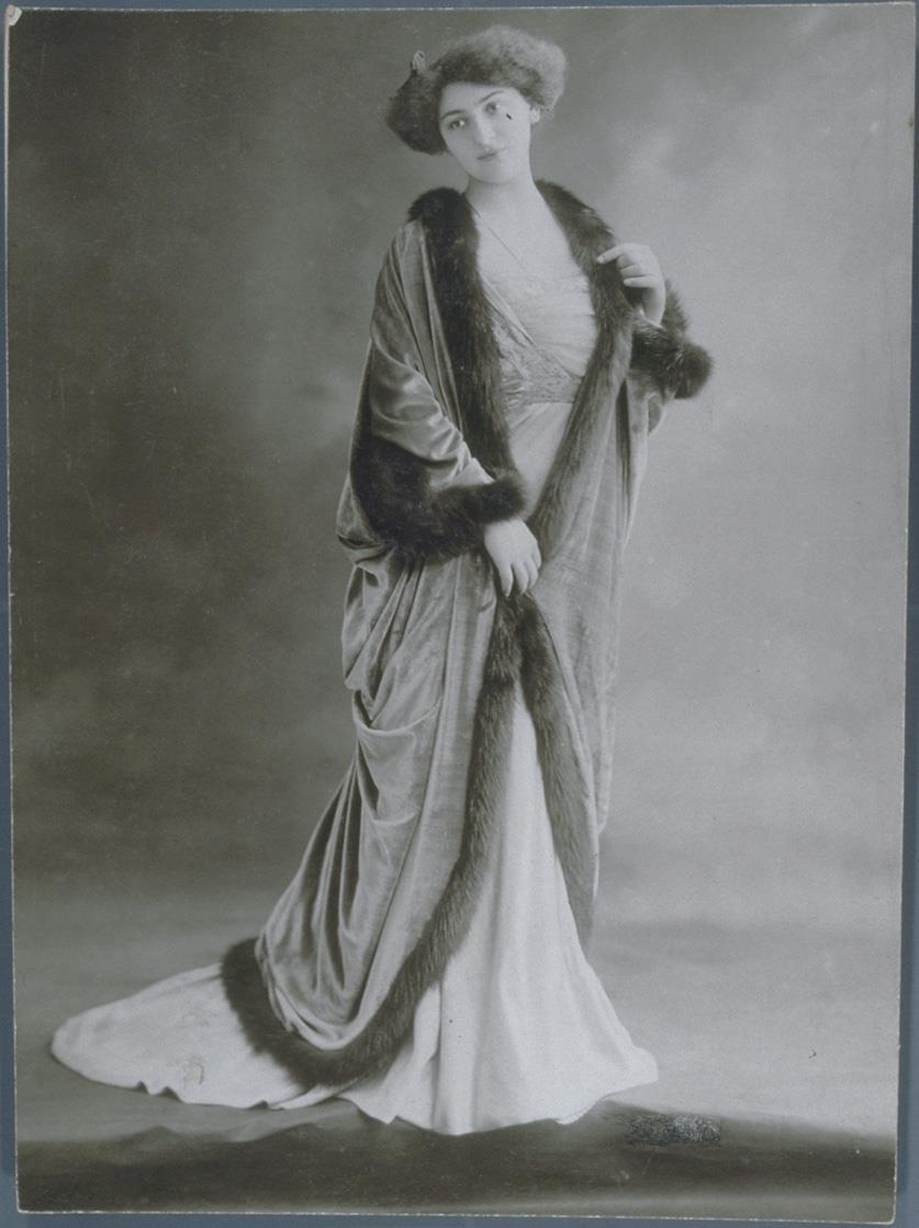 Frau in Kleid und Mantel