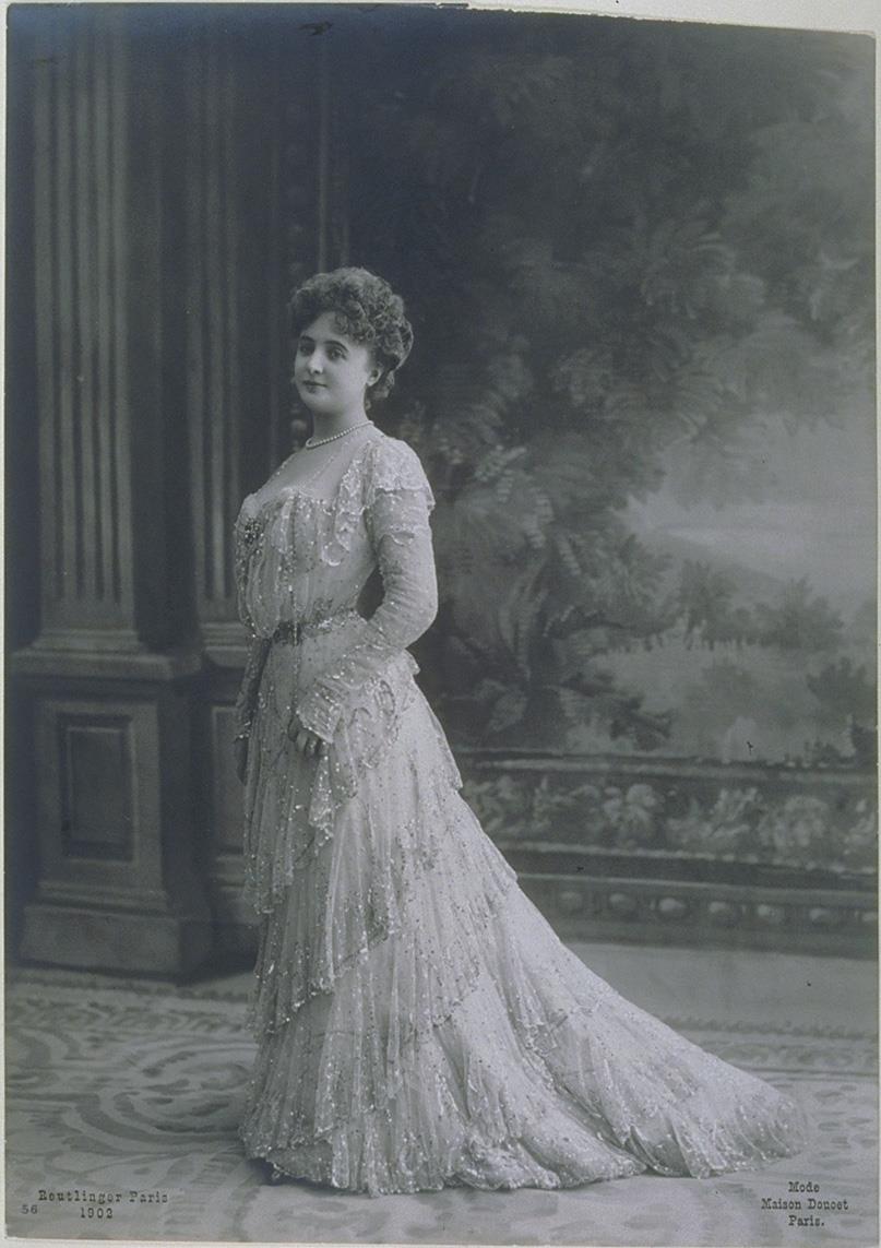 Frau in Kleid von Jacques Doucet