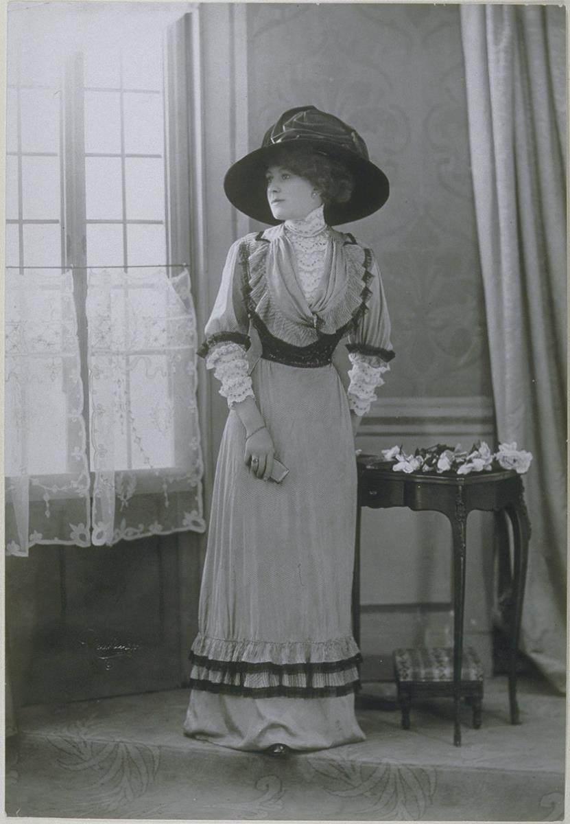 Frau in Kleid von Maison Rouff