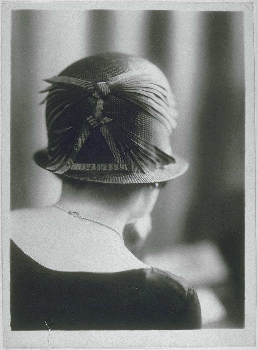 Frau mit Hut von Louise Marty