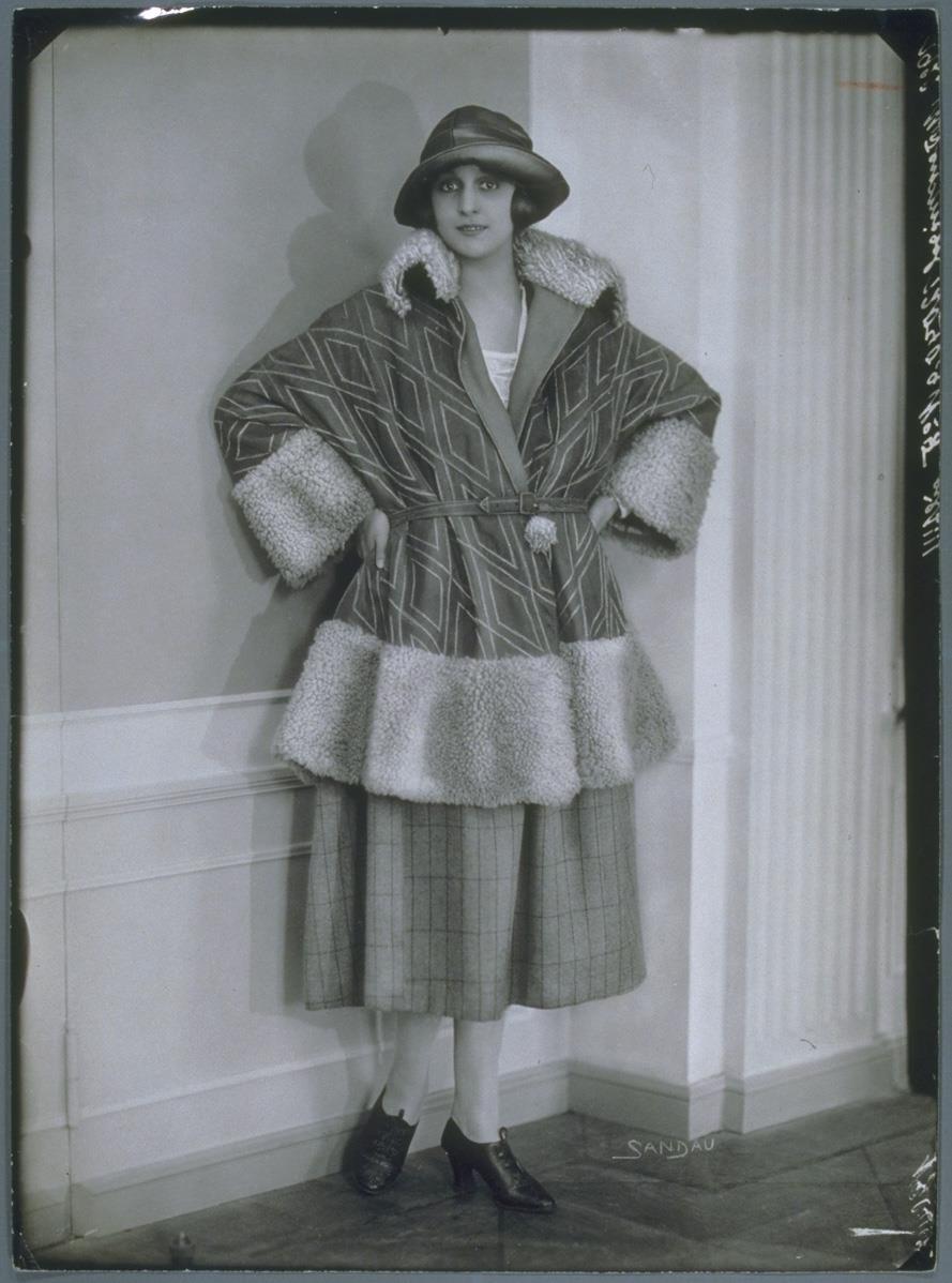 Lola Gruhl in Ensemble von Modellhaus Max Becker