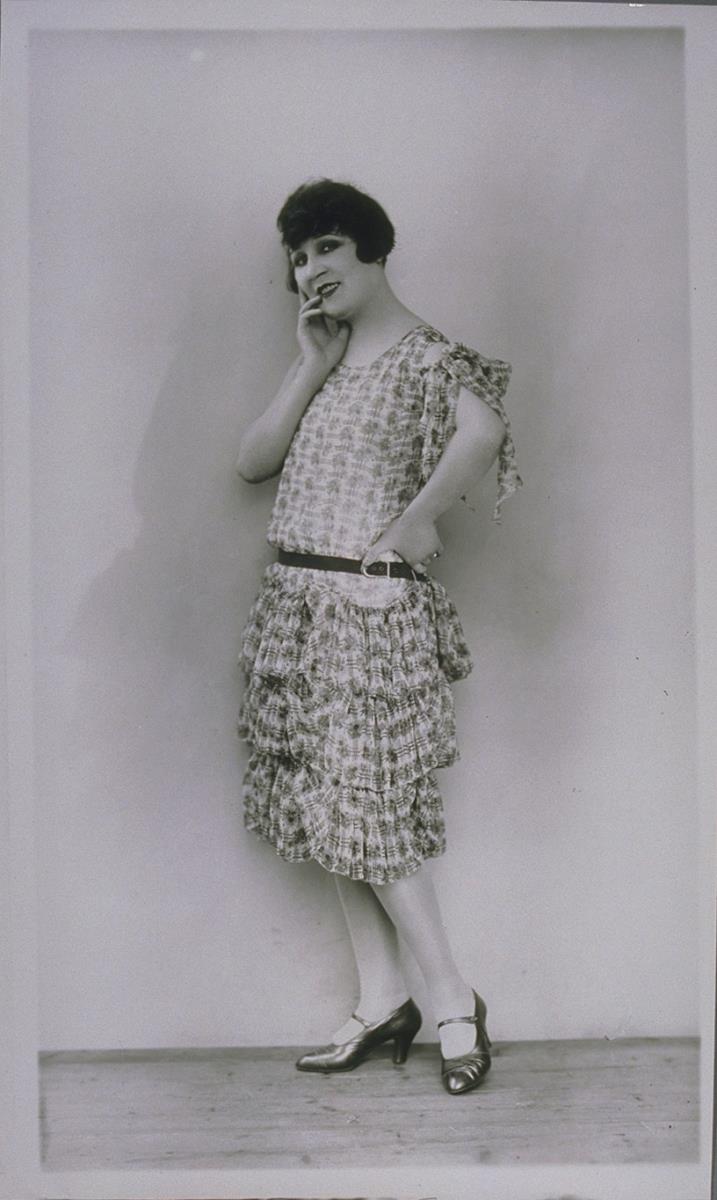 Frau in Kleid von Lydia