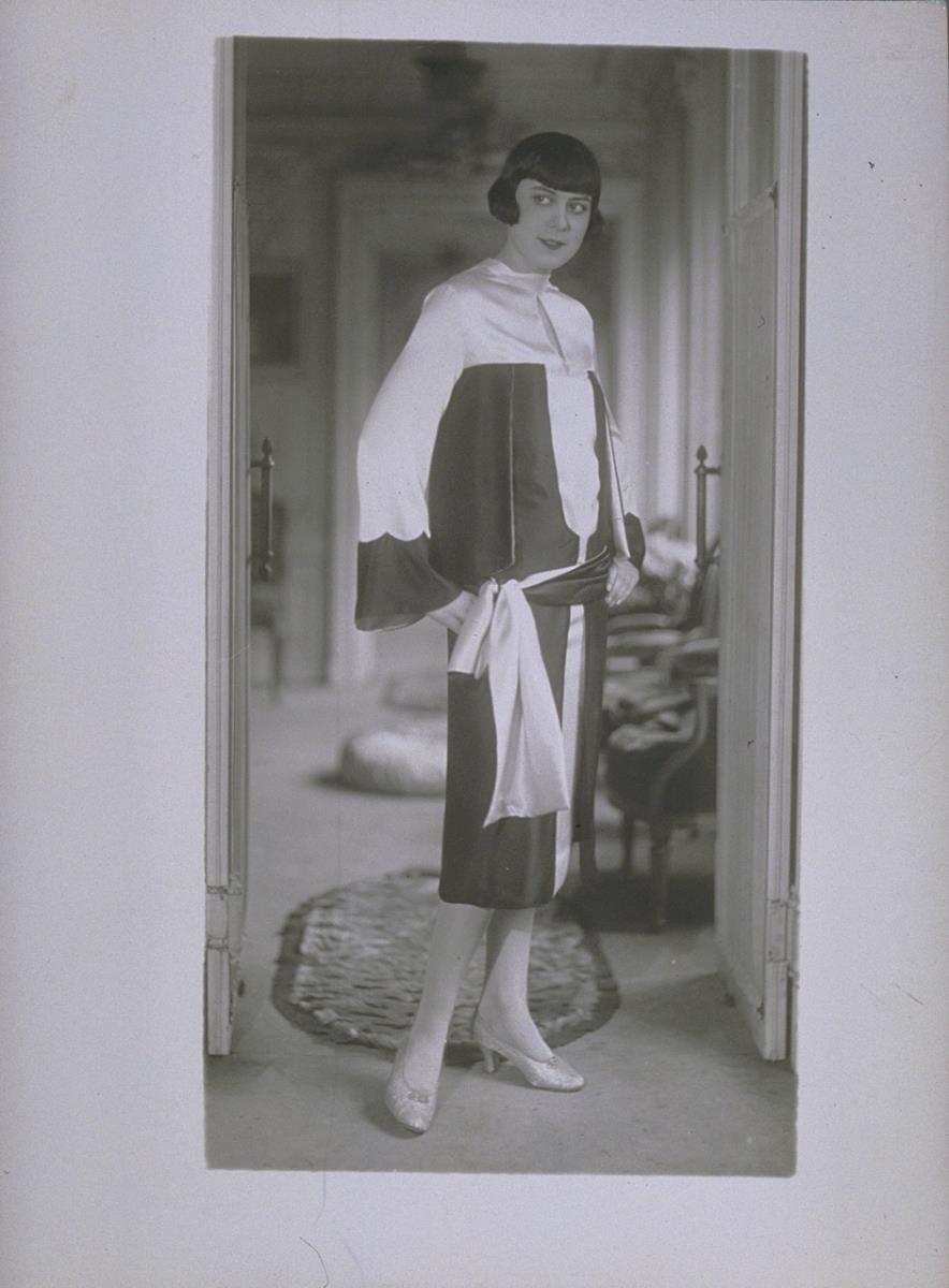 Frau in Kleid von Madeleine des Hayes