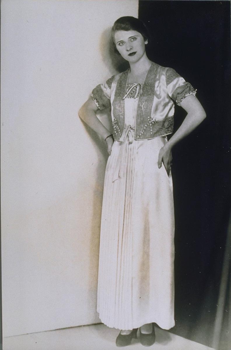 Charlotte Führig in Nachthemd und Jacke von Neumann