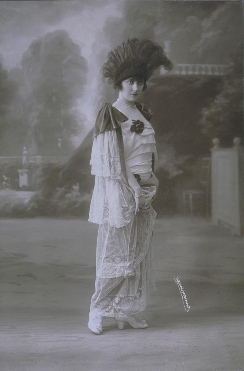 Frau in Kleid von Bennett