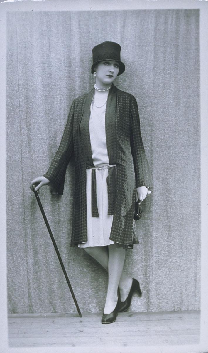 Frau in Kleid und Mantel von Francis