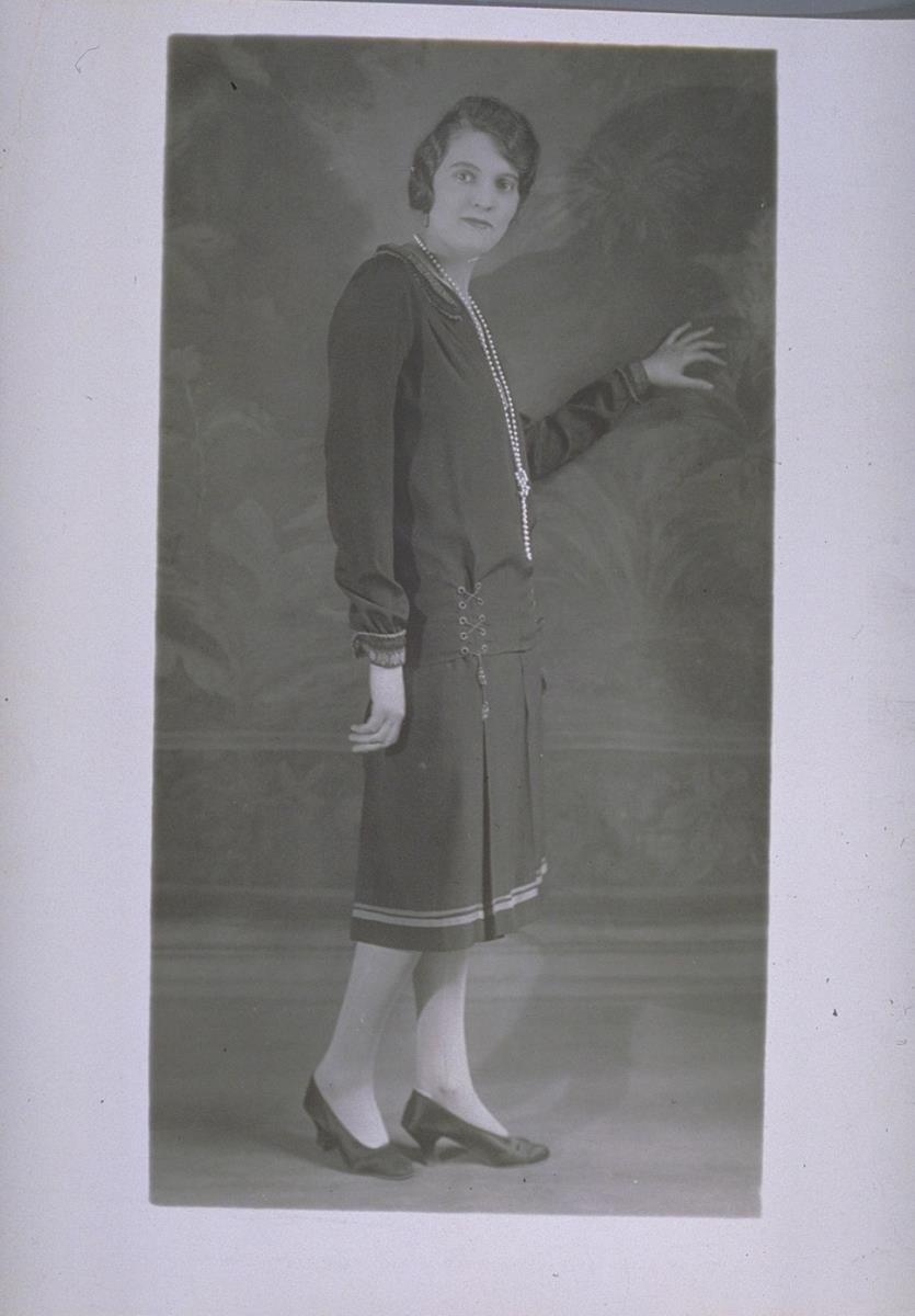 Frau in Kleid von de Flavus