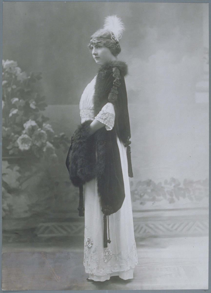 Frau in Cape von Henry de la Pensée