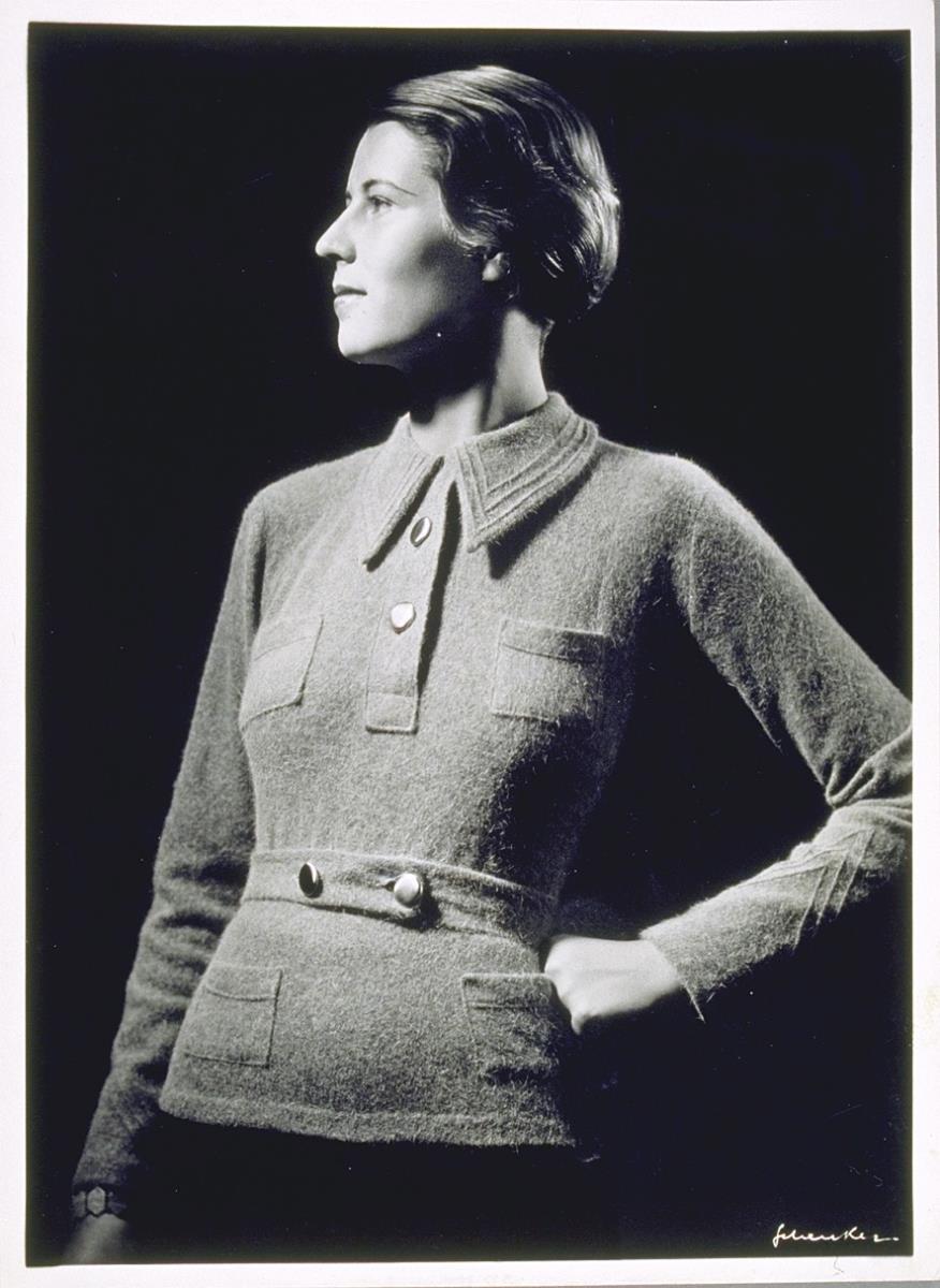 Frau in Bluse von Venus