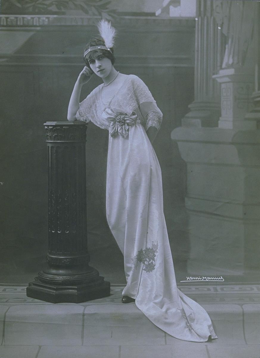 Frau in Kleid von Berny