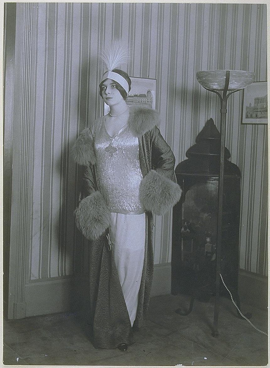Frau in Kleid und Mantel von André Groult