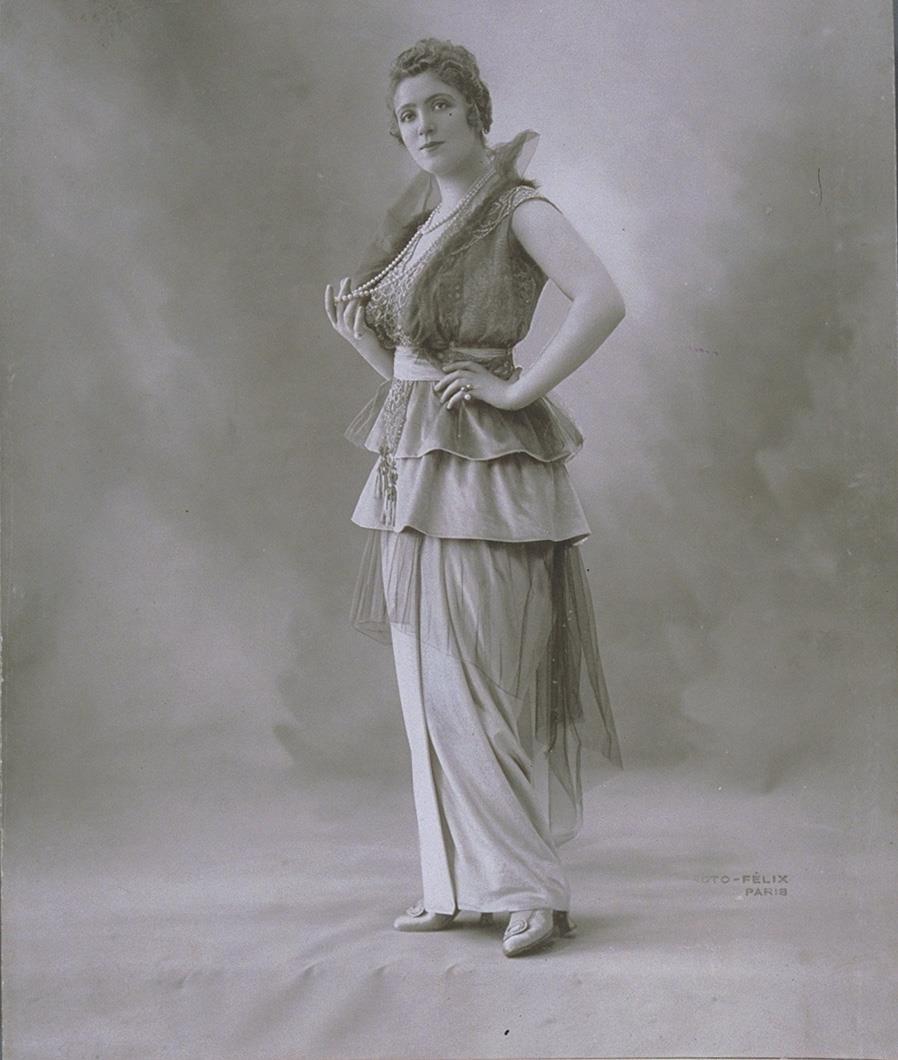 Frau in Rock und Bluse von Vogel (?)